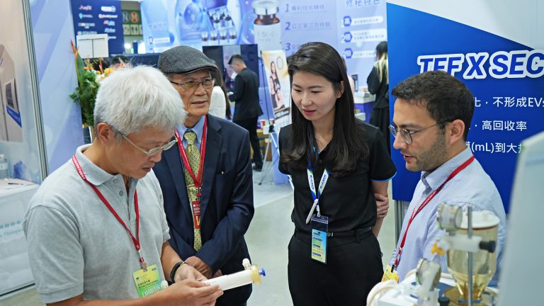 生技展現(xiàn)場說明ROCKER與HBM合作的切向流過濾系統(tǒng)-768x432.jpg